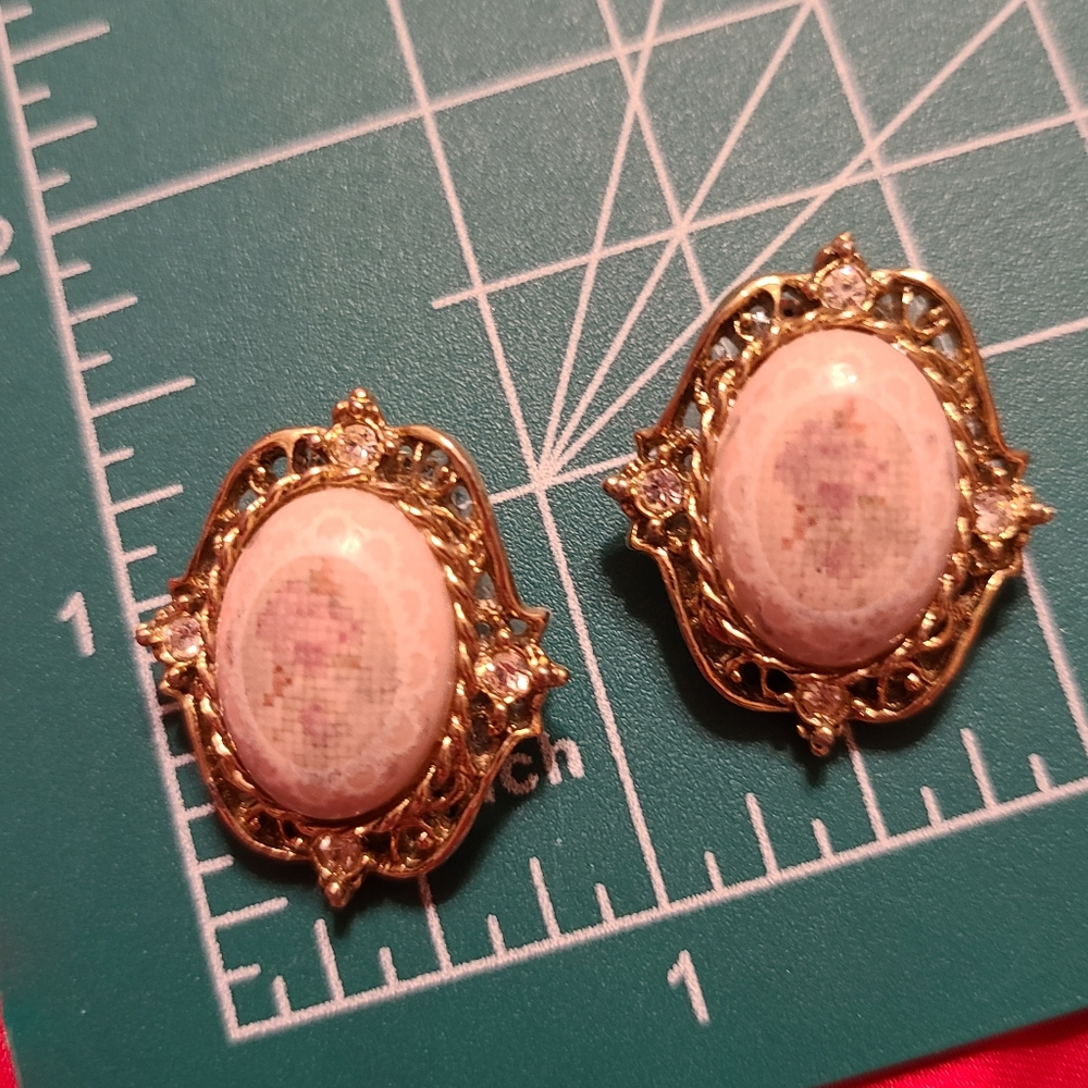 Elegant Gold and Cream Earrings Faded From Age Clip On Earrings Very Old - Picture 4 of 6